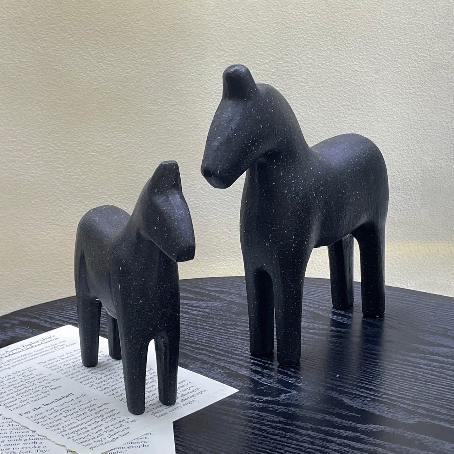 【Pre-order: 30-day lead time | MOQ: 120 units】Minimalist Resin Horse Sculpture | Black/White | Artistic Home Collection
