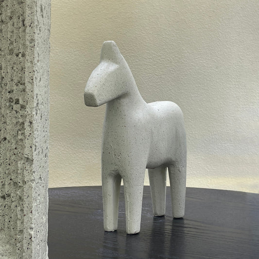 【Pre-order: 30-day lead time | MOQ: 120 units】Minimalist Resin Horse Sculpture | Black/White | Artistic Home Collection
