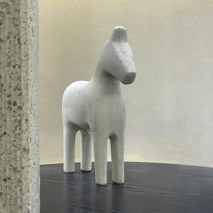【Pre-order: 30-day lead time | MOQ: 120 units】Minimalist Resin Horse Sculpture | Black/White | Artistic Home Collection