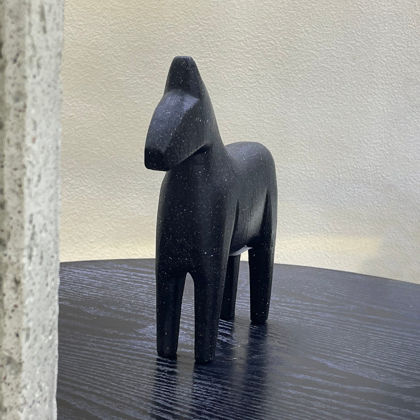 【Pre-order: 30-day lead time | MOQ: 120 units】Minimalist Resin Horse Sculpture | Black/White | Artistic Home Collection