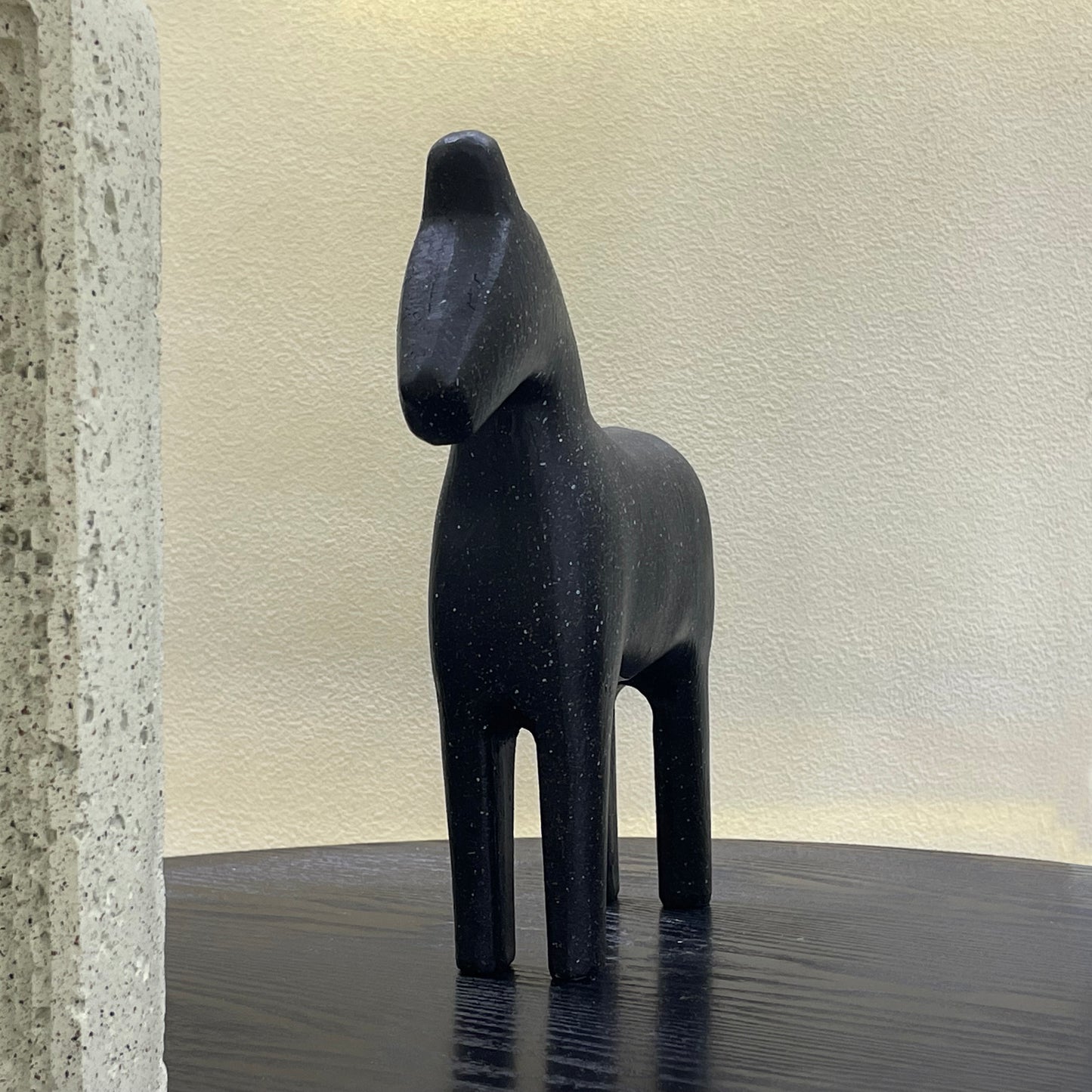 【Pre-order: 30-day lead time | MOQ: 120 units】Minimalist Resin Horse Sculpture | Black/White | Artistic Home Collection