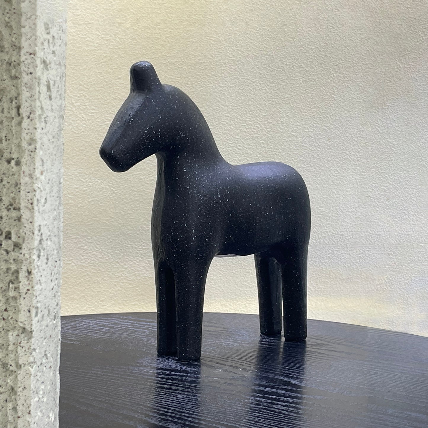【Pre-order: 30-day lead time | MOQ: 120 units】Minimalist Resin Horse Sculpture | Black/White | Artistic Home Collection