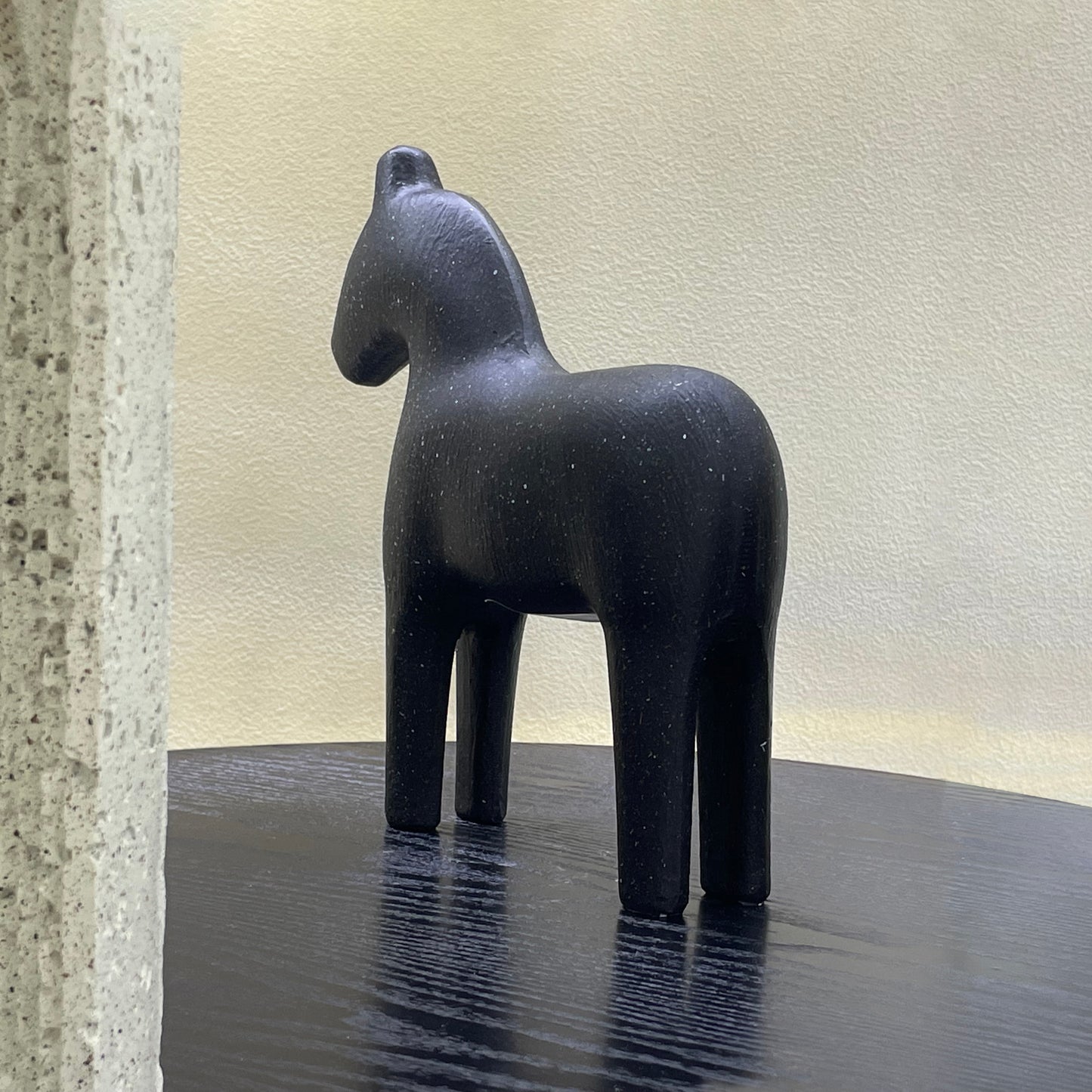 【Pre-order: 30-day lead time | MOQ: 120 units】Minimalist Resin Horse Sculpture | Black/White | Artistic Home Collection
