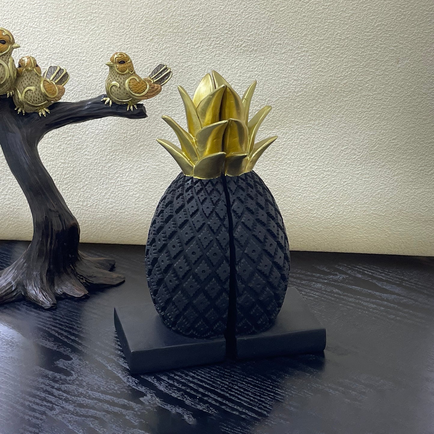 【Pre-order: 30-day lead time | MOQ: 120 units】Resin Pineapple Bookends | Black/White | Artistic Home Collection