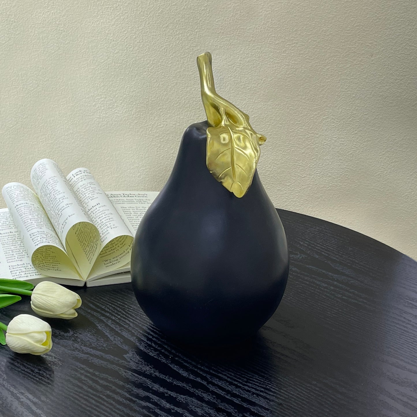 【Pre-order: 30-day lead time | MOQ: 120 units】Black and white resin pear-shaped ornament