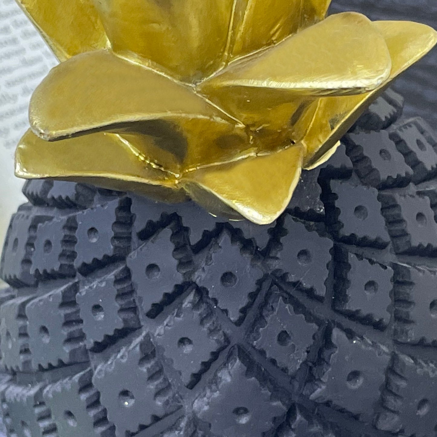 【Pre-order: 30-day lead time | MOQ: 120 units】 Resin Pineapple Sculpture | Black/White, Small/Large | Home Decor