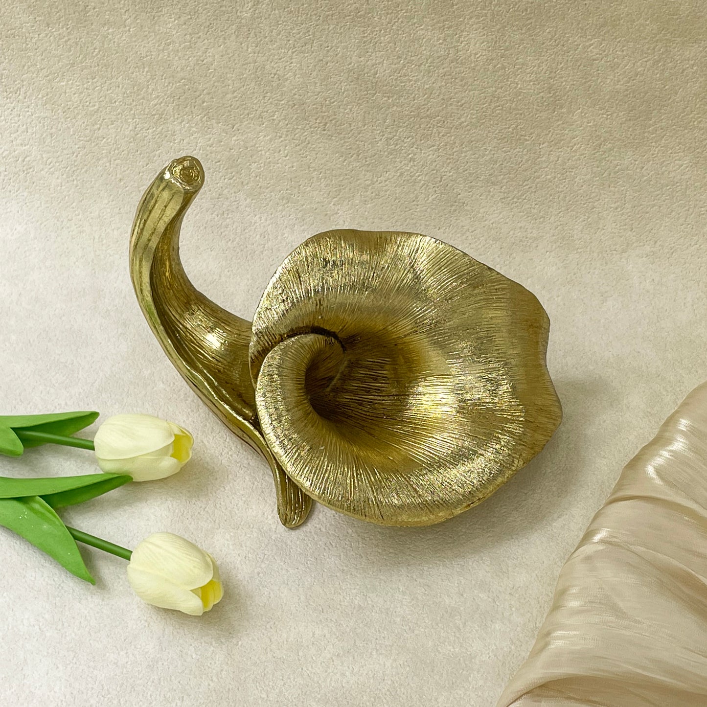 【Pre-order: 30-day lead time | MOQ: 120 units】Gold color Trumpet Flower Resin Candle Holder | Artistic Home Collection