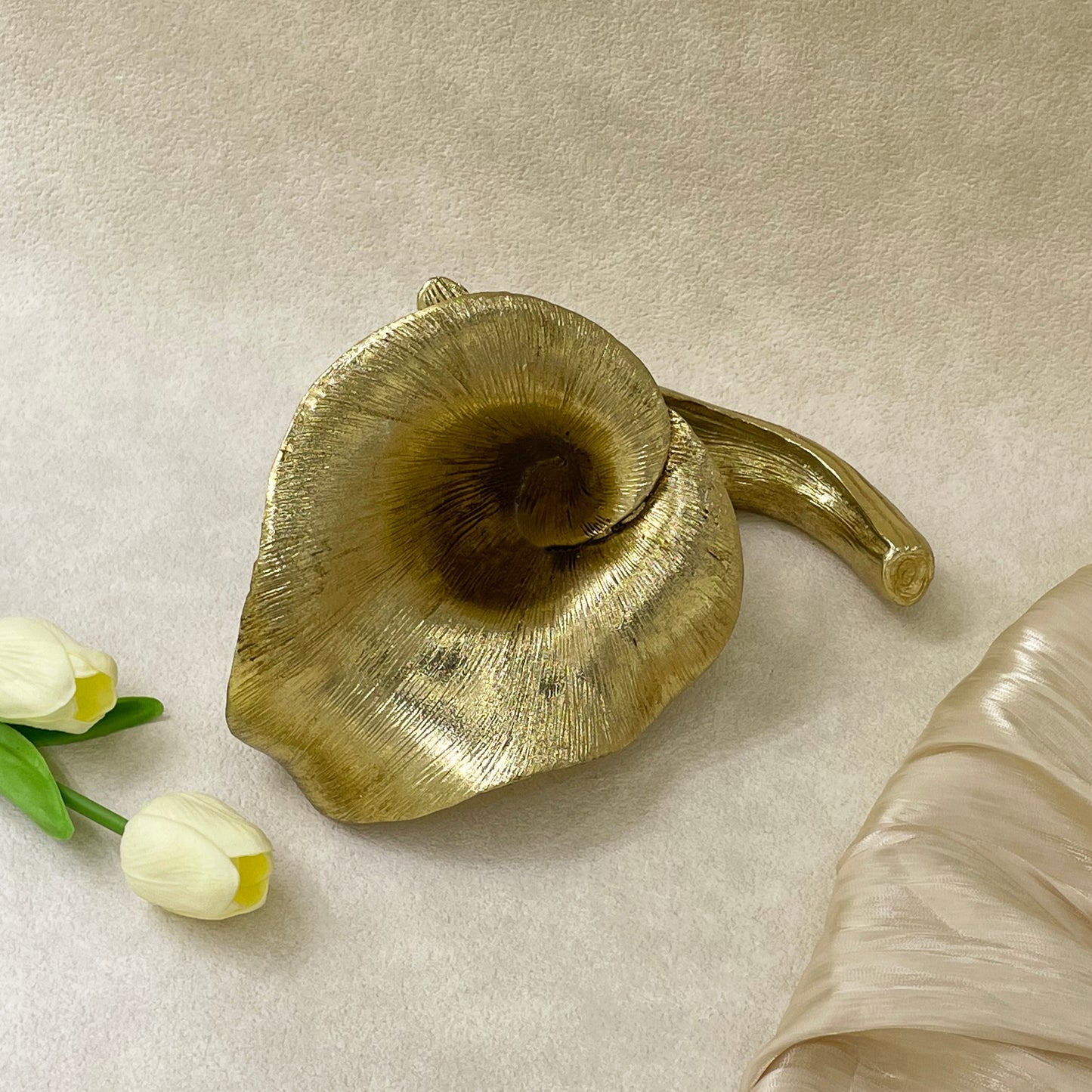 【Pre-order: 30-day lead time | MOQ: 120 units】Gold color Trumpet Flower Resin Candle Holder | Artistic Home Collection