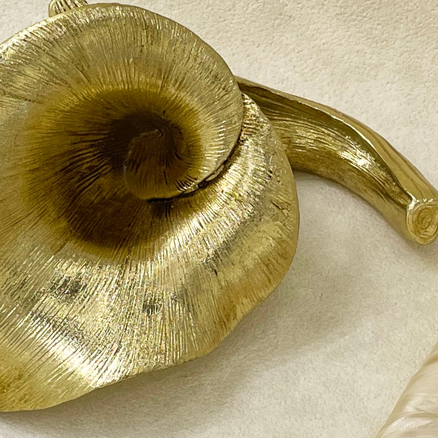 【Pre-order: 30-day lead time | MOQ: 120 units】Gold color Trumpet Flower Resin Candle Holder | Artistic Home Collection