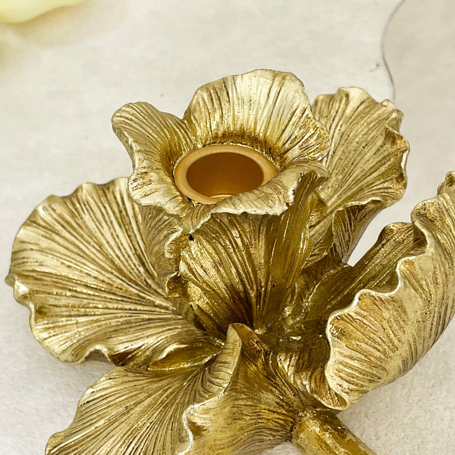 【Pre-order: 30-day lead time | MOQ: 120 units】Gold color Iris - Shaped Resin Candle Holder | Artistic Home Collection