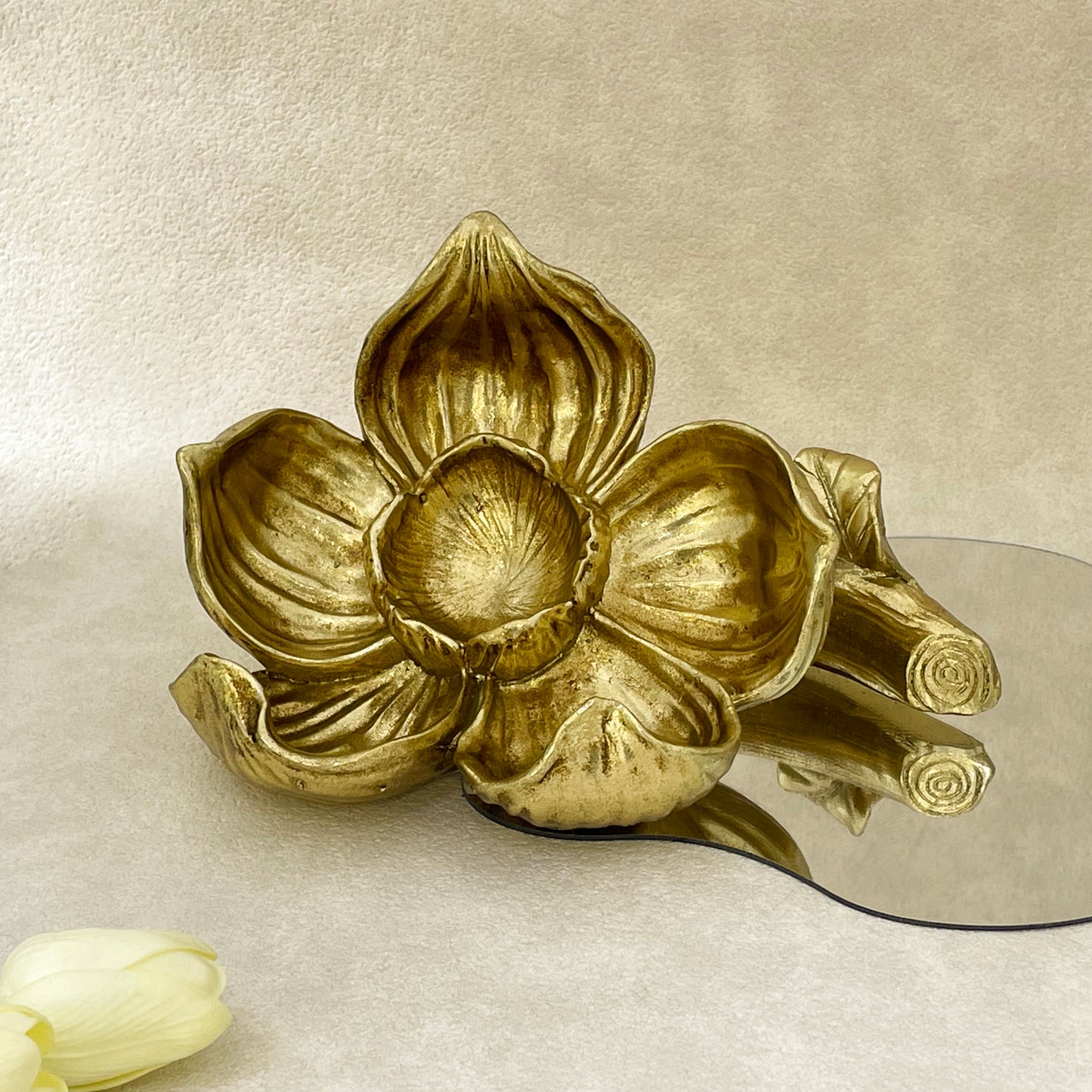 【Pre-order: 30-day lead time | MOQ: 120 units】Gold color Lotus - Shaped Resin Candle Holder | Artistic Home Collection