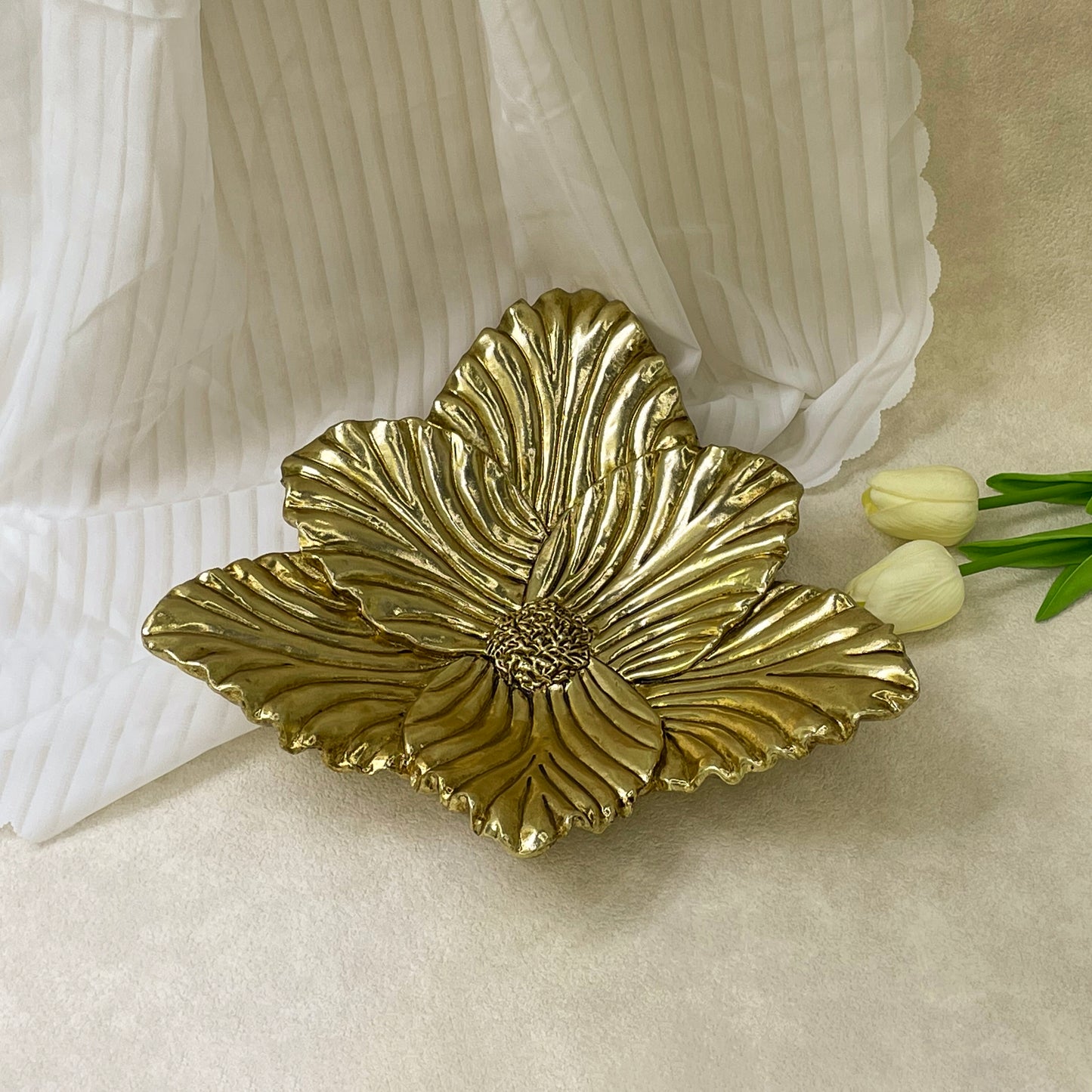 【Pre-order: 30-day lead time | MOQ: 120 units】Gold color Floral-Petal Resin Tray | Artistic Home Collection