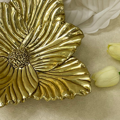 【Pre-order: 30-day lead time | MOQ: 120 units】Gold color Floral-Petal Resin Tray | Artistic Home Collection