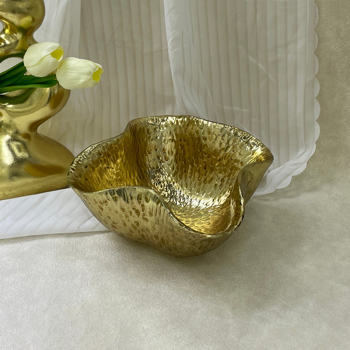 【Pre-order: 30-day lead time | MOQ: 120 units】Gold color Hammered Petal Resin Tray | Artistic Home Collection