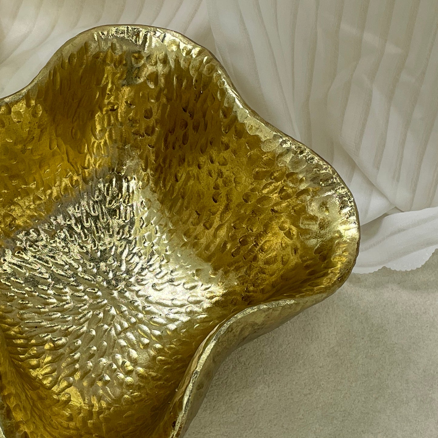 【Pre-order: 30-day lead time | MOQ: 120 units】Gold color Hammered Petal Resin Tray | Artistic Home Collection