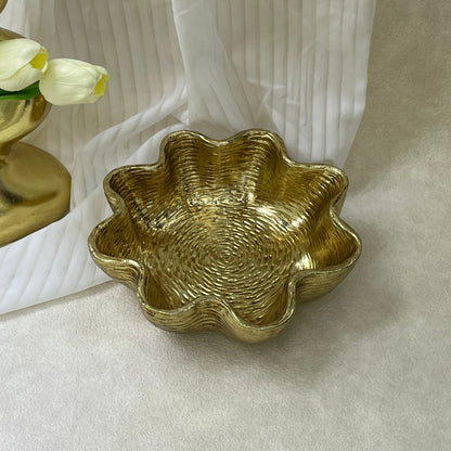 【Pre-order: 30-day lead time | MOQ: 120 units】Gold color Petal - Shaped Resin Tray | Artistic Home Collection