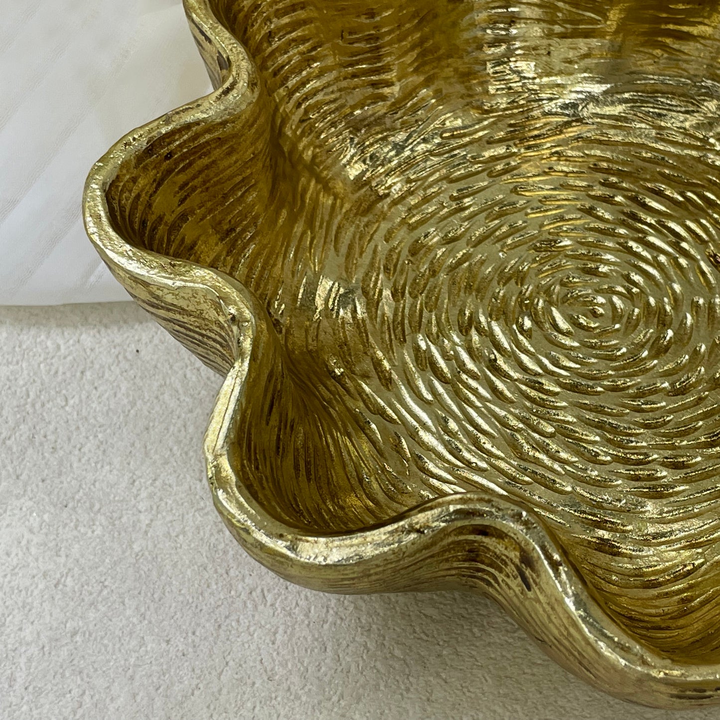 【Pre-order: 30-day lead time | MOQ: 120 units】Gold color Petal - Shaped Resin Tray | Artistic Home Collection