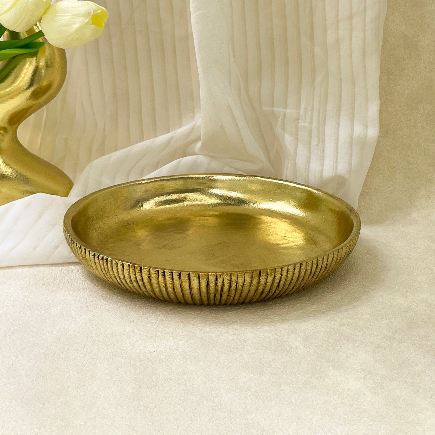 【Pre-order: 30-day lead time | MOQ: 120 units】Gold Color Ribbed Round Resin Tray | Artistic Home Collection