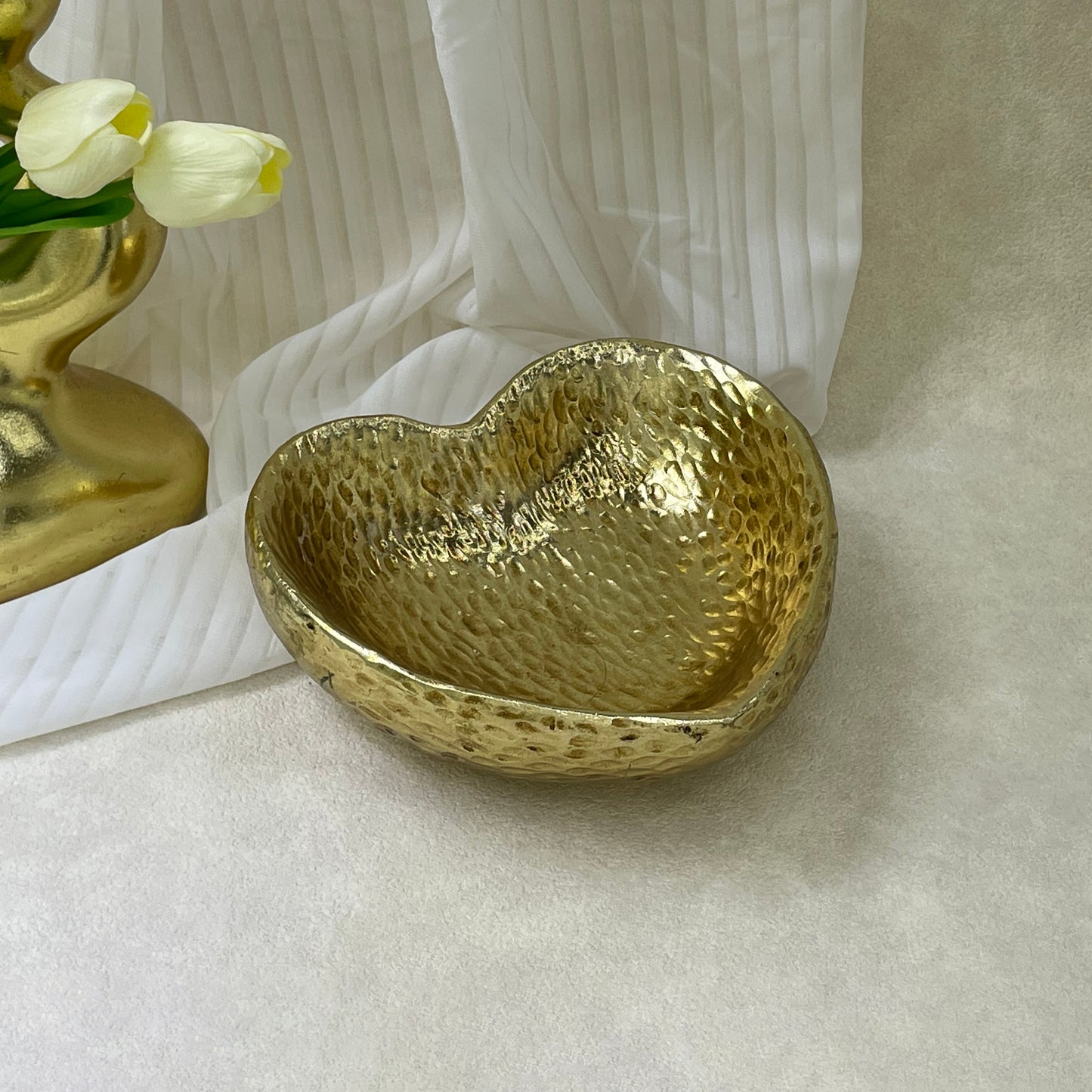 【Pre-order: 30-day lead time | MOQ: 120 units】Gold color Hammered Heart - Shaped Resin Tray | Artistic Home Collection