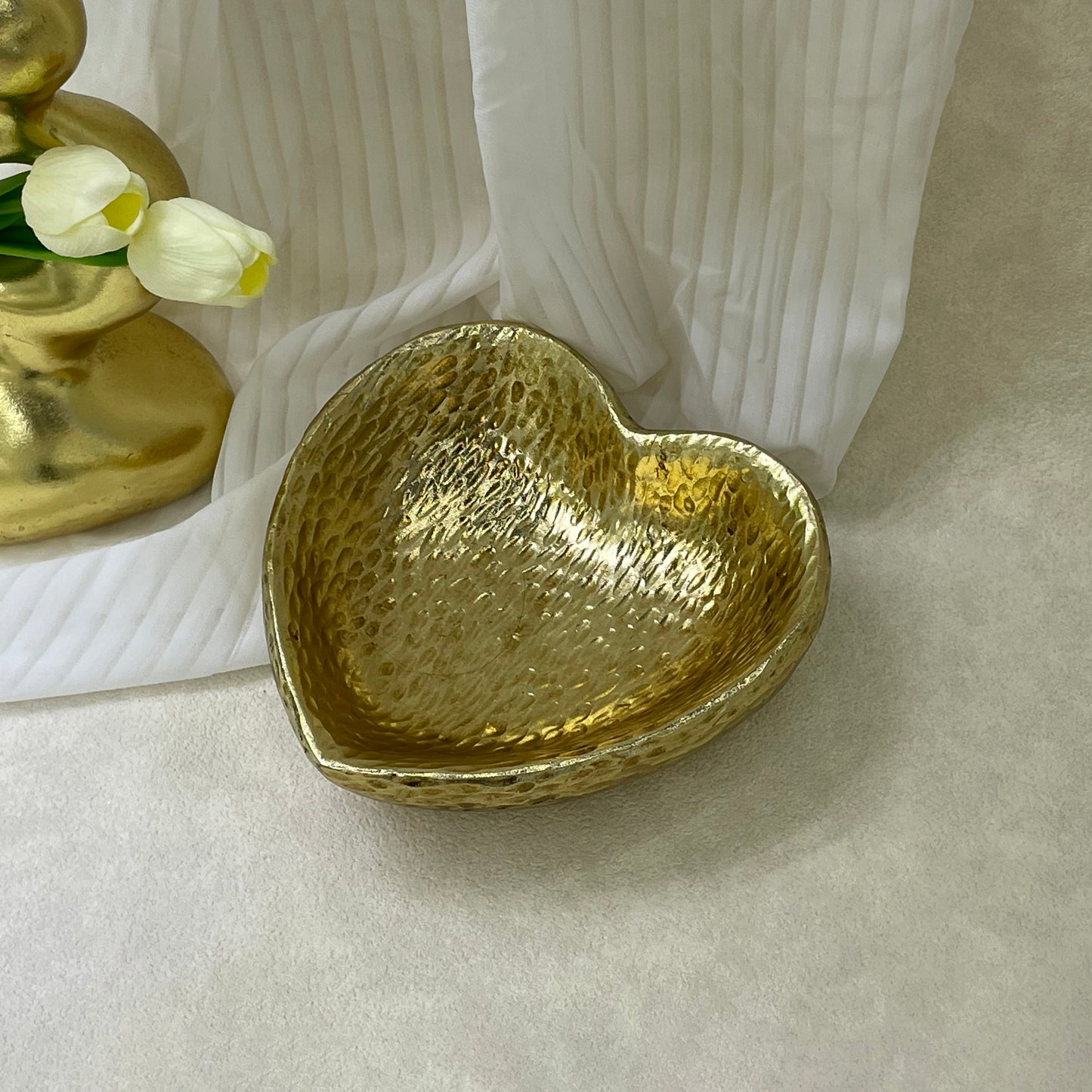 【Pre-order: 30-day lead time | MOQ: 120 units】Gold color Hammered Heart - Shaped Resin Tray | Artistic Home Collection