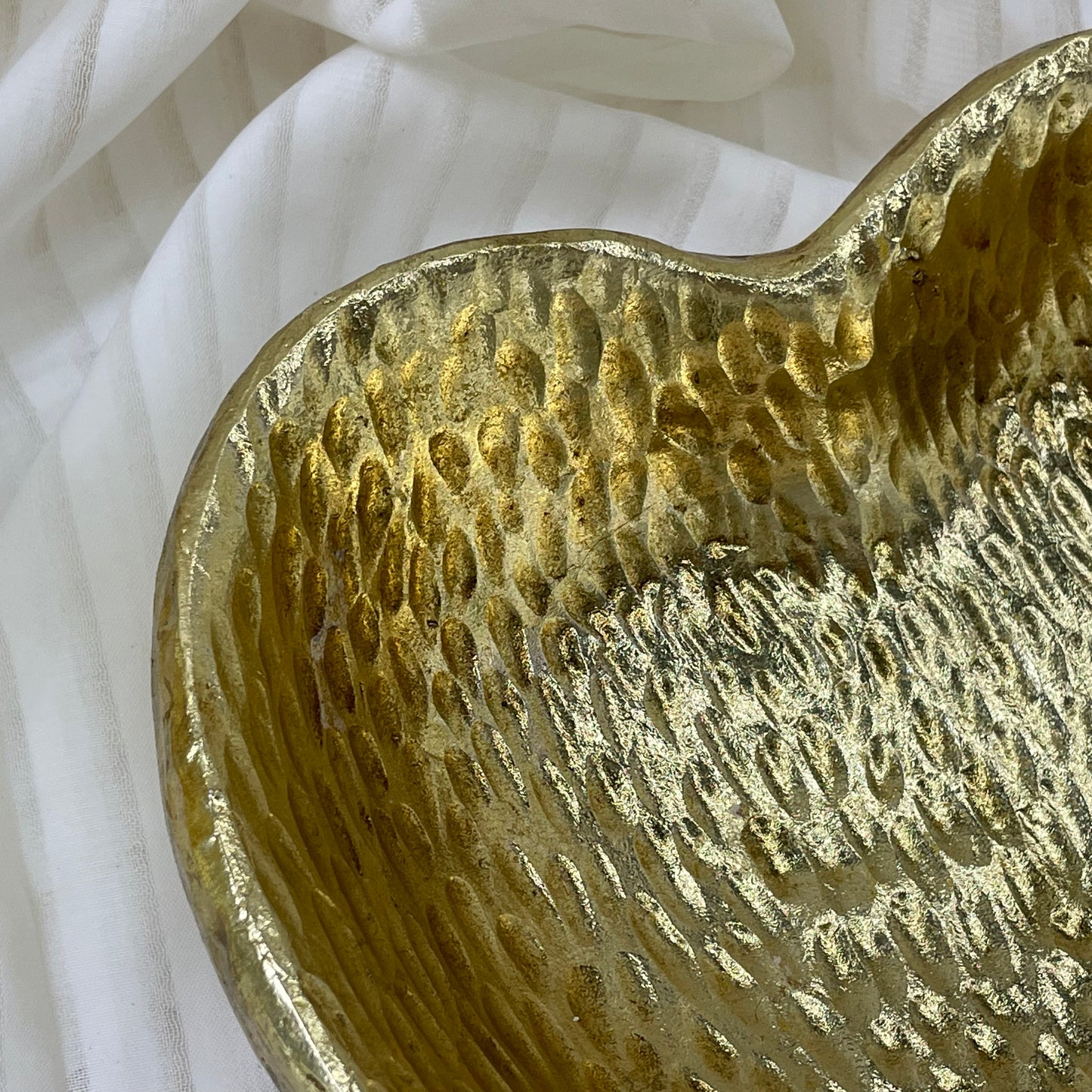 【Pre-order: 30-day lead time | MOQ: 120 units】Gold color Hammered Heart - Shaped Resin Tray | Artistic Home Collection